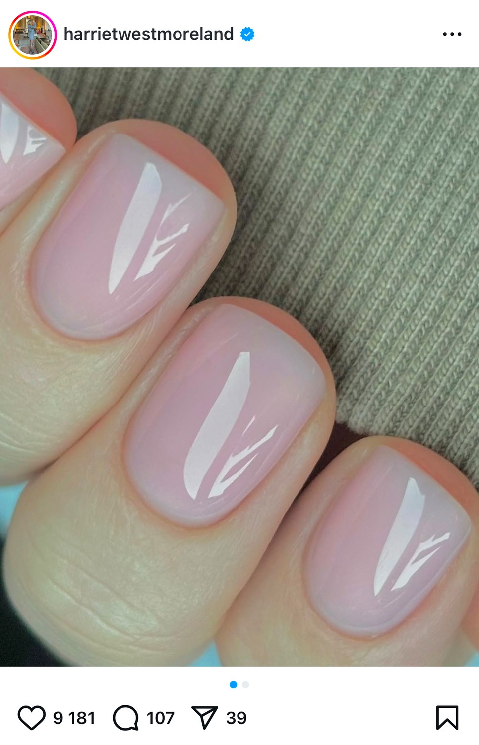 A fagylalt manikűr estében a fehér körömvég rendkívül finom átmenettel válik eggyé a rózsaszín zselével