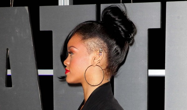 Összefogva sokkal bevállalósabbnak tűnt ez a frizurája.