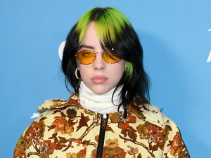 Billie Eilish új frizurájából eltűnt a neon csík, és elképesztően jó a haja most
