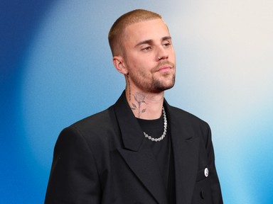 Justin Bieber bizarr szettben lépett a Grammy színpadára, a rajongók is elképedtek
