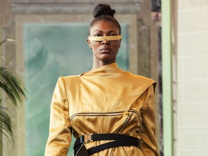 Párizsban mutatott be az EVELINFINK, ruhái erőt adnak a nőknek