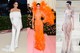Ami a Met-gálát illeti, Jenner láthatóan ragaszkodik a rá jellemző stíluskódokhoz: egyszerű, de hatásos elegancia. (Balról jobbra) 2018 Off-White, 2019 Versace, 2021 Givenchy