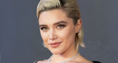 Florence Pugh melltartó nékül lépett ki az utcára, meztelenruhája nem sokat bízott a képzeletre