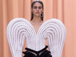 Örökbefogadott gyerekként nőtt fel, most a Jean Paul Gaultier divatháznak tervezett haute couture kollekciót - Olivier Rousteing szárnyal