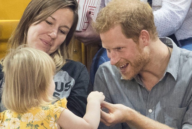 Ilyen viccesen grimaszolt Harry herceg, hogy felvidítson egy kislányt!