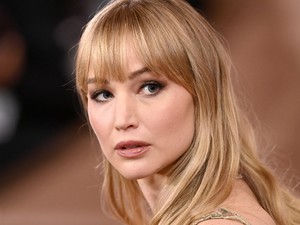 Jennifer Lawrence pucérfelsőben lépett ki az utcára, óriási feltűnést keltett