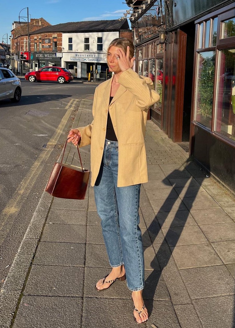 A lenvászon blézer és a farmer a nyár legkönnyedebb szettjét alkotják