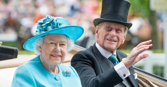 Így reagált Erzsébet királynő, amikor Fülöp herceg nyilvánosan flörtölt vele