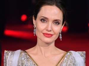 Maszk-menőzés: Angelina Jolie Off-White maszkban