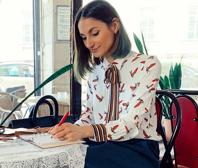 Ezen a héten egy környezettudatos gardróbba lesünk be: vintage és a second hand daraboké főszerep