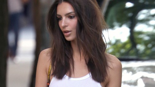 Napi cuki: Emily Ratajkowski kölyökkutyáját sétáltatja New Yorkban