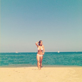 Calvin Harris büszkén mutogatja barátnőjét, Rita Orát.