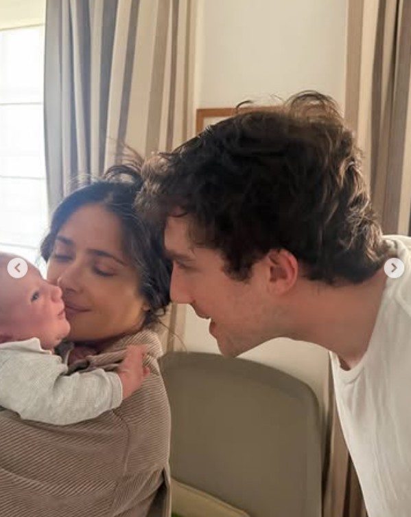 Salma Hayek boldogan öleli kisunokáját