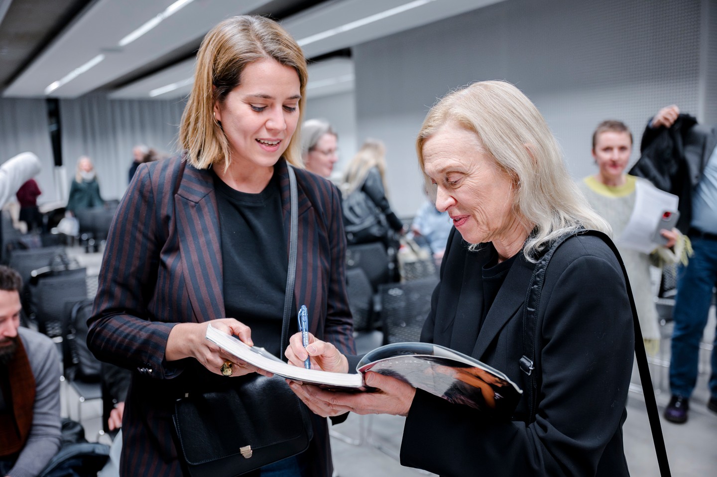 Szentesi Réka divatkutató autogramot kér Dr. Valerie Steele-től