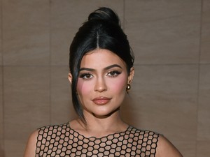 Kylie Jenner egyszerűen szép ebben az ezüst miniruhában