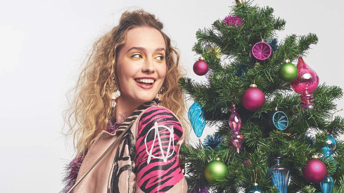 A karácsony nem mindig csak móka és kacagás - Bőrdzseki: VIRAG KERENYI, Ruha: KATA SZEGEDI, Fülbevaló: RIENNE CREATIONS