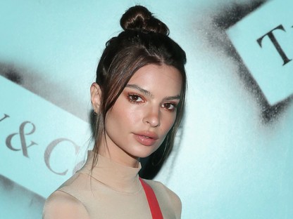 Emily Ratajkowski nem vett melltartót, át is látszott teljesen a mellbimbója