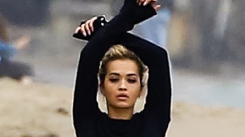 Rita Ora a tengerparton mutatta meg a melleit