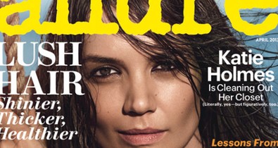 Katie Holmes: szégyenlős vetkőzés címlapon