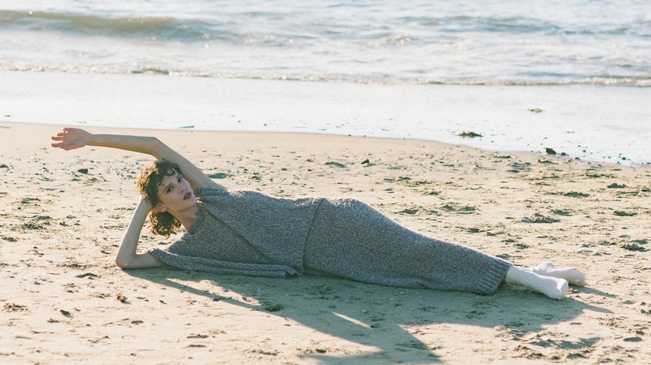 Ideje elővenni a puha kötött holmikat Ruha és felső AERON aeron.com Zokni ARKET arket.com