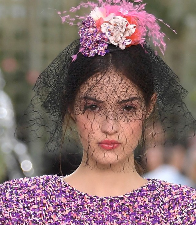 Elképesztő fejdíszek a Chanel bemutatóján! Mutatjuk a kedvenceinket!