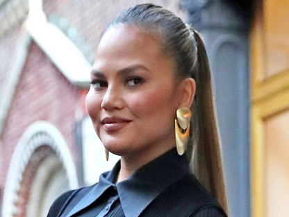 Annyira felvágták Chrissy Teigen szoknyáját, hogy még a bugyiját is megmutatta