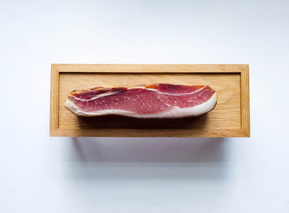 Nagyon fontos azonban, hogy a főzés végeztével ne vegyük ki azonnal a sonkát ebből az alapléből.