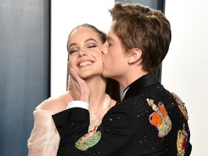 10 zseniálisan elkapott szerelmes pillanat a Palvin Barbara és Dylan Sprouse házaspárról, ami nem a kameráknak szólt 