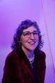 Mayim Bialik az SXSW 2024 portréstúdiójában pózolt Austinban. Bordó blézert, fekete felsőt és karakteres szemüveget viselt. Bohókás frizurája és a mosolya láttán mi is azonnal jókedvre derültünk.