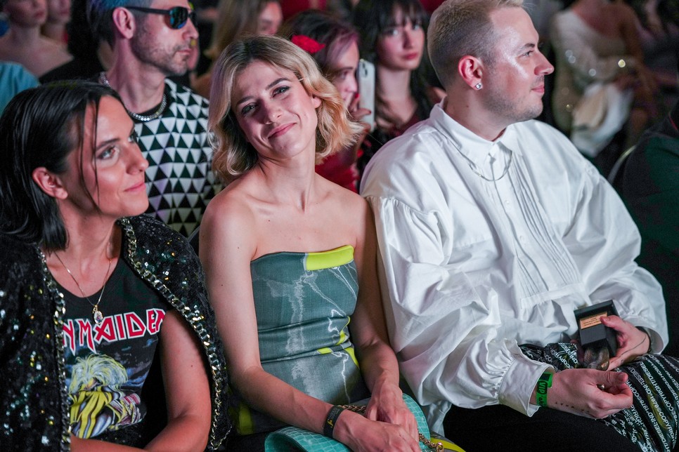 A Fashion Awards Hungary nézőterének első sorában üt Eke Angéla, Nagy Katica és Az év divatfodrásza díjat elnyerő Pásztor László is