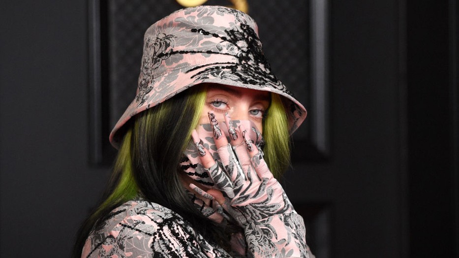 Billie Eilish stílusában meghatározó szerepet játszanak a kiegészítők