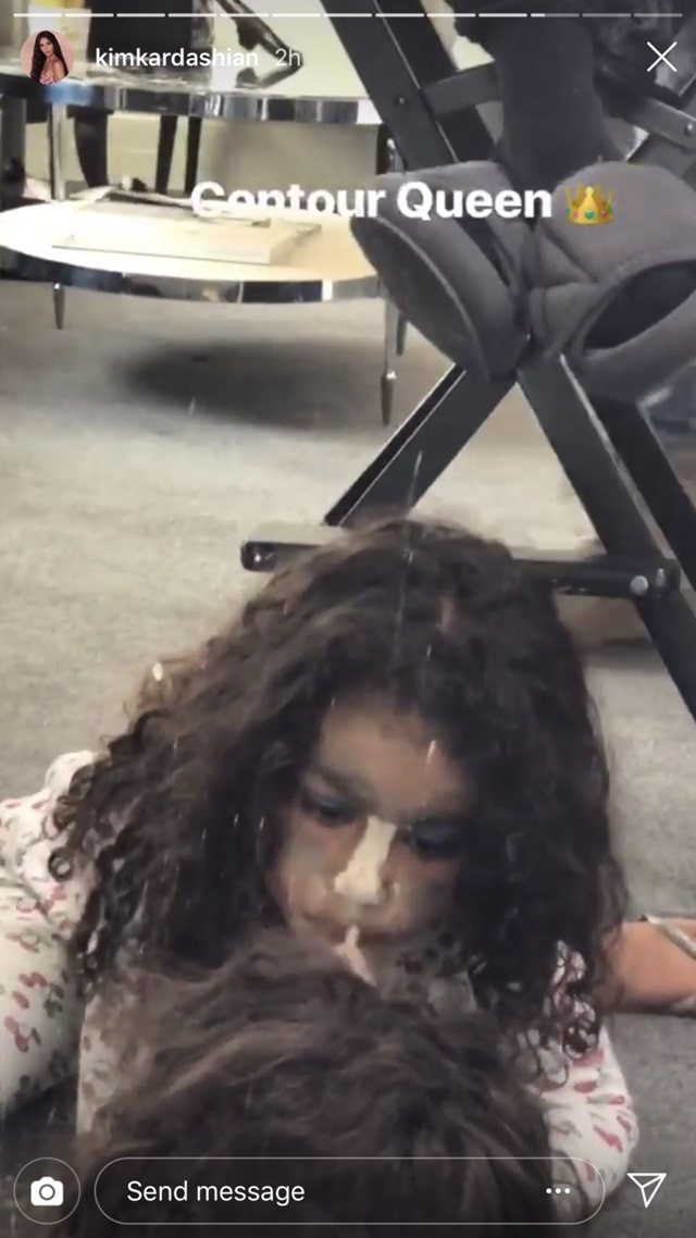 Kim Kardashian 5 éves kislánya már most úgy kontúrozza az arcát, mint a profik