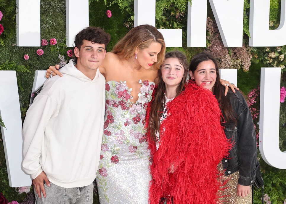 Blake Lively a nyilvánosság előtt is gondoskodó