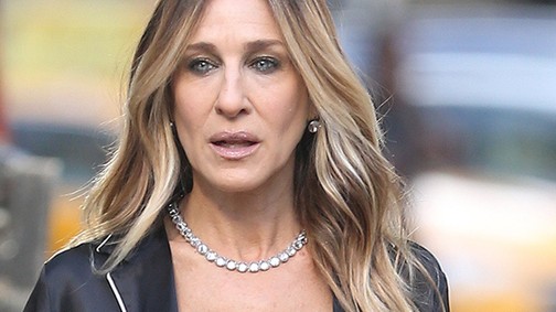 Micsoda Szex és New York pillanat: Sarah Jessica Parker selyem pizsamában és melltartóban az utcán