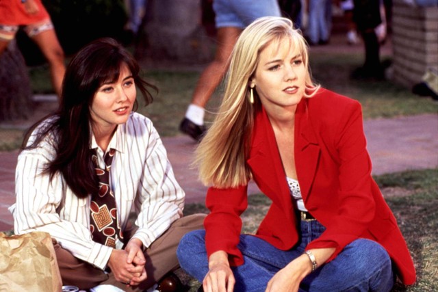 Az egyik leghíresebb kulisszák mögötti vita a Beverly Hills 90210 legjobb barátnőit, Brendát és Kellyt alakító Shannen Dohertyé és Jennie Garthé. A szőke színésznő még a könyvében is kitért a megrázó viszonyukra, és arra, hogy mennyire nehéz Dohertyvel együtt dolgozni.