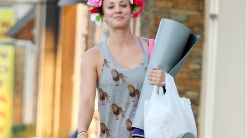 Az Agymenők sztárja virágkoronában edz