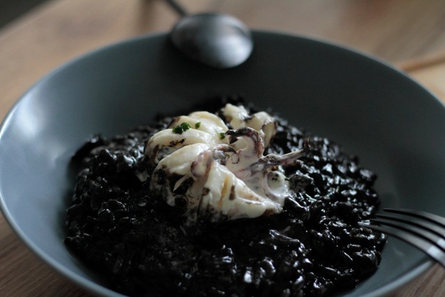 Fekete rizottó velencei módra, grappás tintahallal és snidlingolajjal - 3 590 Ft