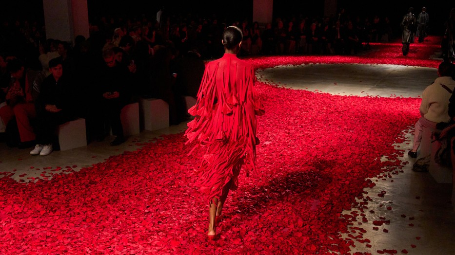 A Ferragamo 2025-ös őszi-téli kollekciójában a tűzpiros volt meghatározó. De vajon mely színek határozzák meg az elegáns téli divatot?