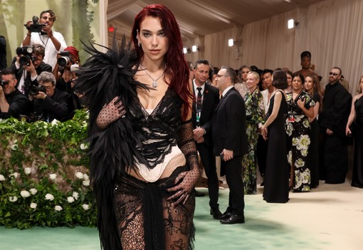 Dua Lipa testét alig takarta valami, Emily Ratajkowski mellbimbót villantott - 10 pucérruha a Met-gáláról