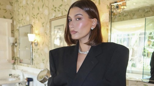 Gyönyörű édesanya! Hailey Bieber csipkés meztelenfelsőben pózol, és ennél ma biztosan nem látsz felszabadítóbbat