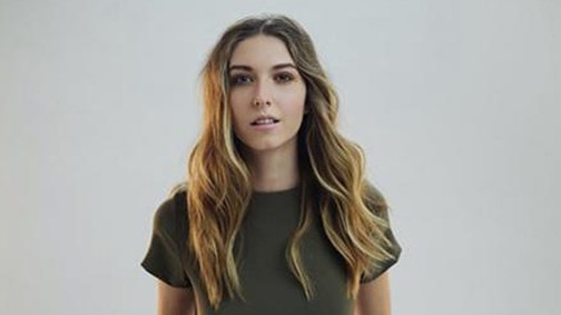 Dallos Bogi a GLAMOUR Women of the Year gálán mutatta meg a káprázatos menyecske ruháját