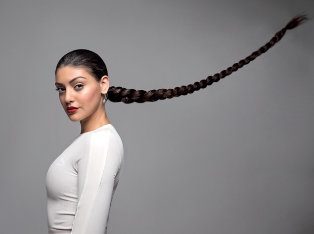 Nincs is csodásabb egy egyszerű, mégis trendi megoldásnál. Ezúttal ne elégedj meg a hagyományos hajhosszal, varázsolj inkább égig érő fonatot, melynek minden libbenését ámuldozva nézik majd az utcán! Ha kedved tartja, bátran vess be a hajszíneddel megegyező árnyalatú póthajat és elfelejtheted a határokat!