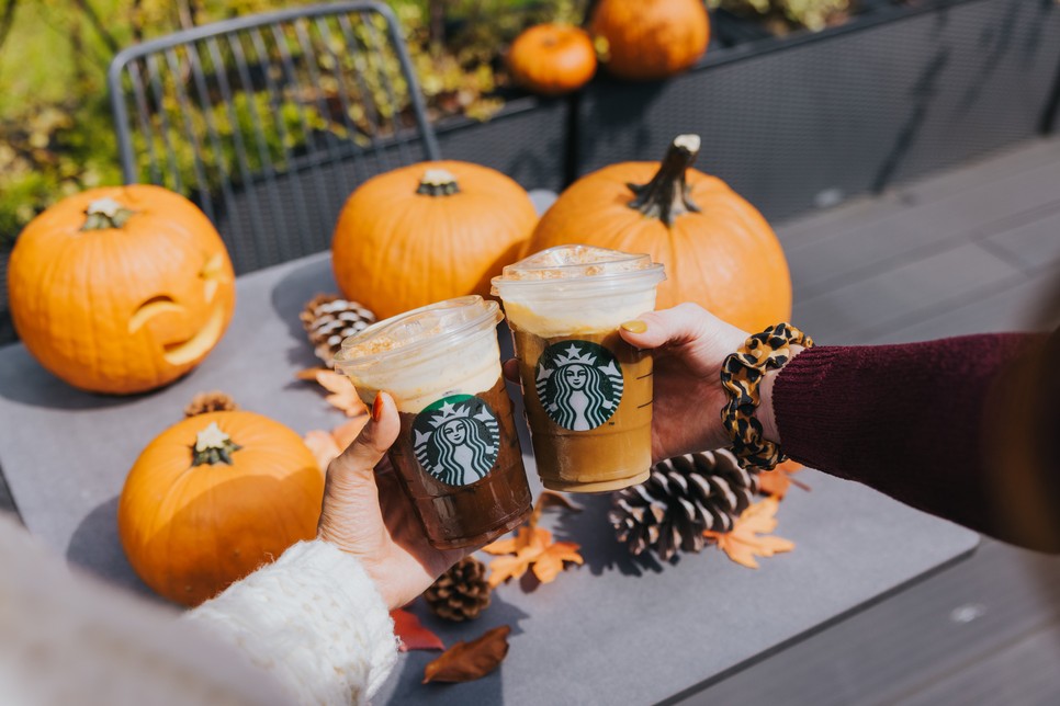 A Pumpkin Spice Latte és a többi sütőtökös finom kávé is vár a Starbucks kávézókban