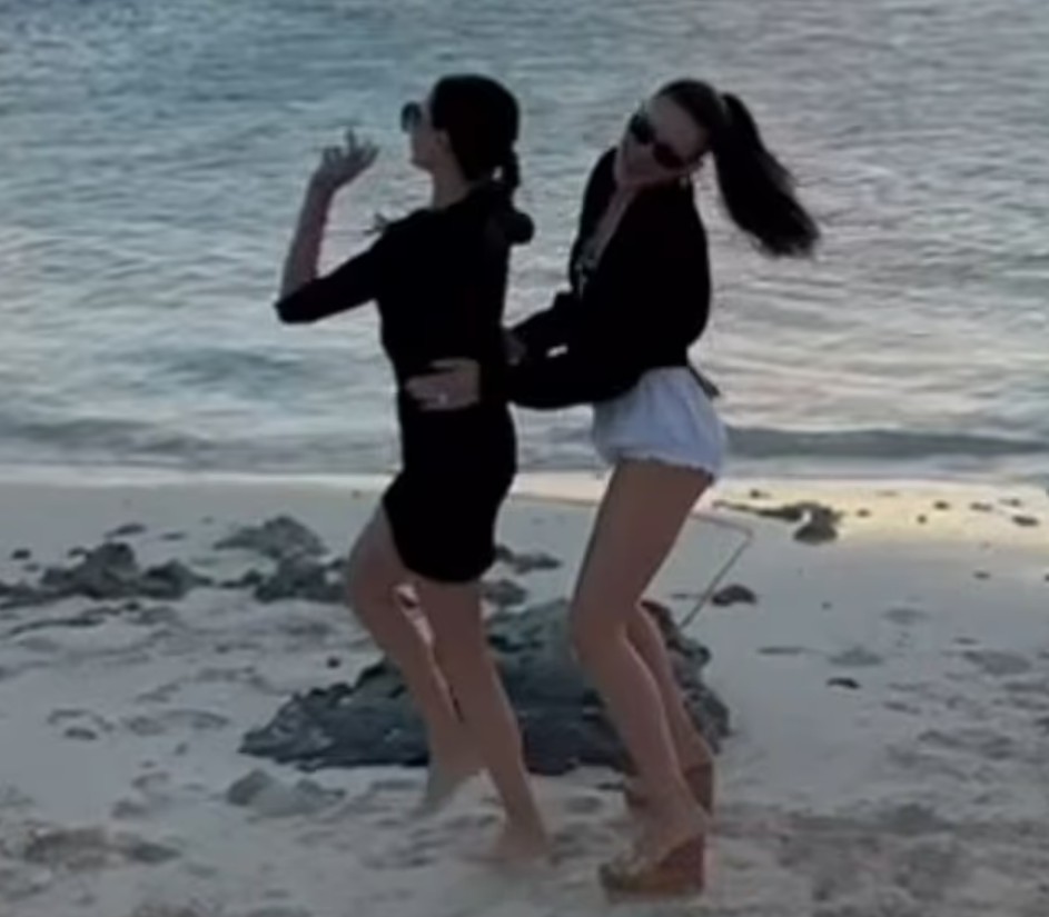 Boldogabb időkben Victoria megosztott egy videót is, amelyen Nicola a tengerparton táncol vele, a lány 29. születésnapján. „Boldog születésnapot @NicolaAnnePeltzBeckham… Annyira szeretünk!! A szeretetedet, a kedvességedet, a tehetségedet és azt, ahogy egy hatalmas telitalpúban is képes vagy táncolni a homokban!! A legjobb táncpartner és szerető menyem” – írta Victoria Instagram oldalán.