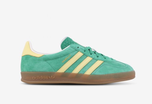 2024 stílusikonja Dakota Johnson, még a sneaker divatot is ő diktálja idén