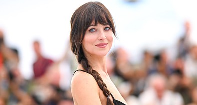 Dakota Johnson elhozta a világ legzavarbaejtőbb dekoltázsát: komoly bátorság kellett ehhez a Ferragamo ruhához