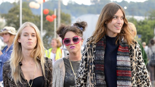 Alexa Chung mindent felvett a Glastonbury fesztiválra!