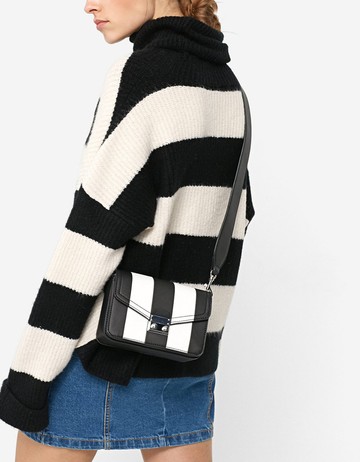 Stradivarius 4995 Ft stradivarius.com