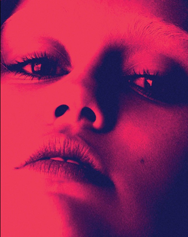 Miley Cyrus meztelenül, kiszőkített szemöldökkel a W magazin címlapján!