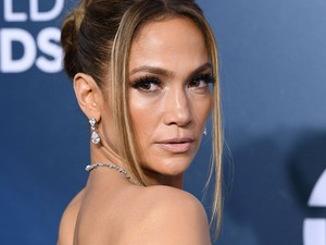 Jennifer Lopez sosem visel feketét a vörös szőnyegen, ez egy nyilvánvaló utalás az Oscar mellőzésre?